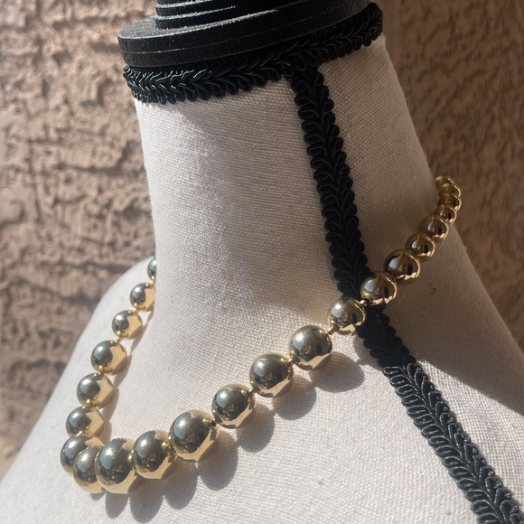LARGE GOLD TONE GRADUATED BEAD CHOKER NECKLACE - Picture 6 of 12